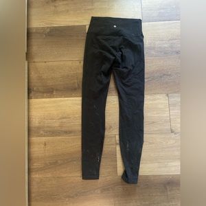 Size 6 Lululemon WUNDER UNDER gently worn black, 28 inch seam leggings.